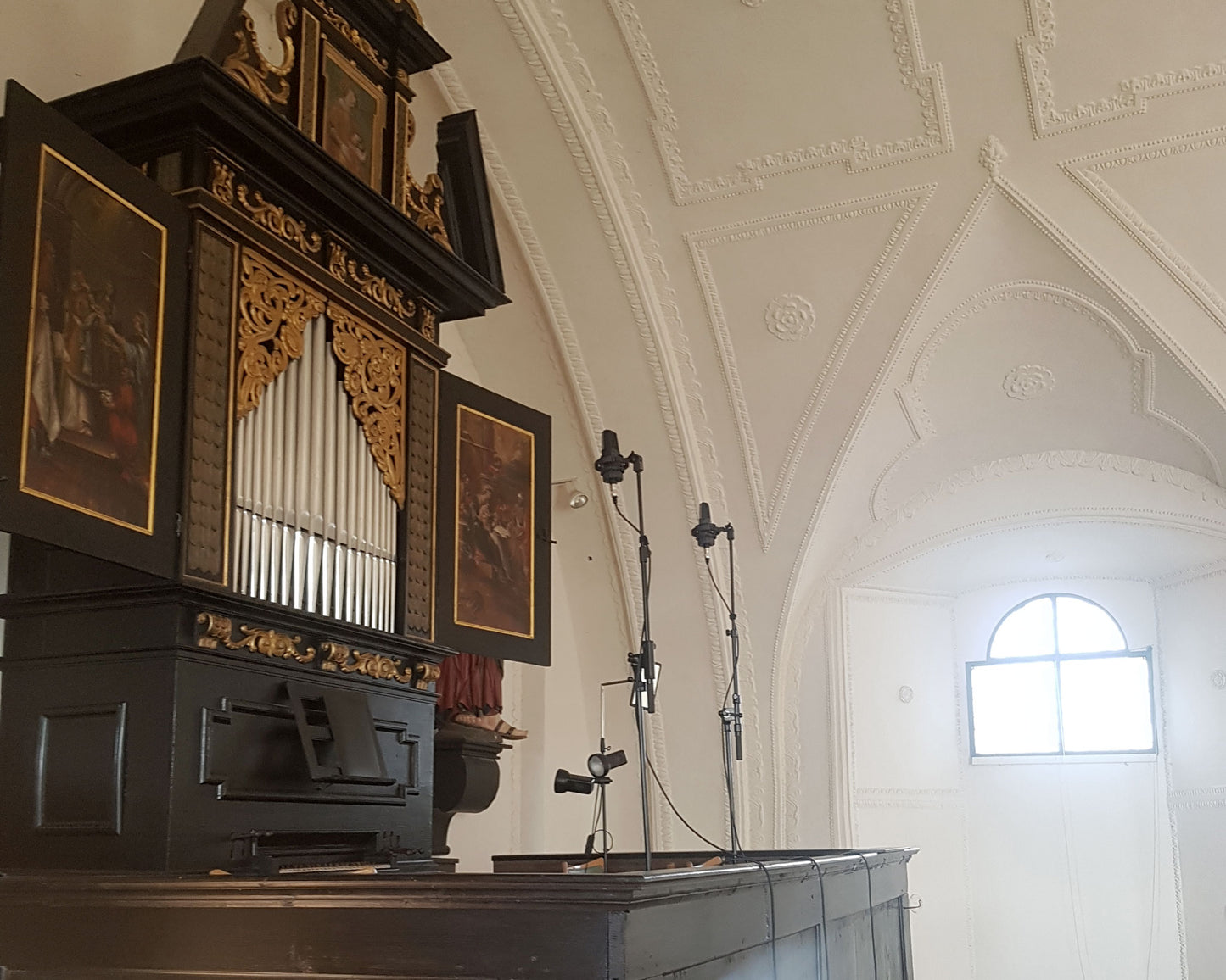Recording setup, organ microphones, for the album "Harmonice Mundi" in a church in Austria