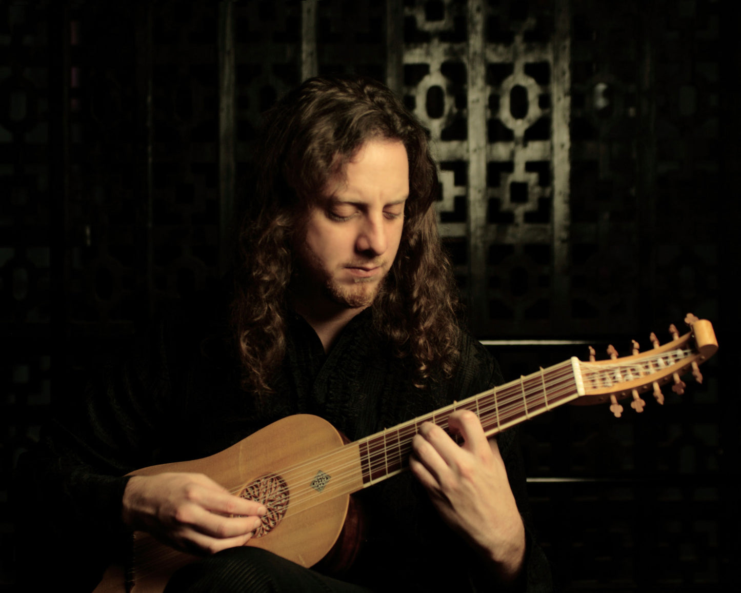 Ariel Abramovich playing the vihuela during the recording sessions of his album "Si me llaman". 