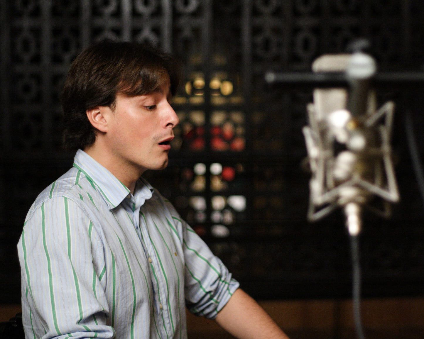 Jose Hernandez-Pastor singing during the recording sessions of "Si me llaman"