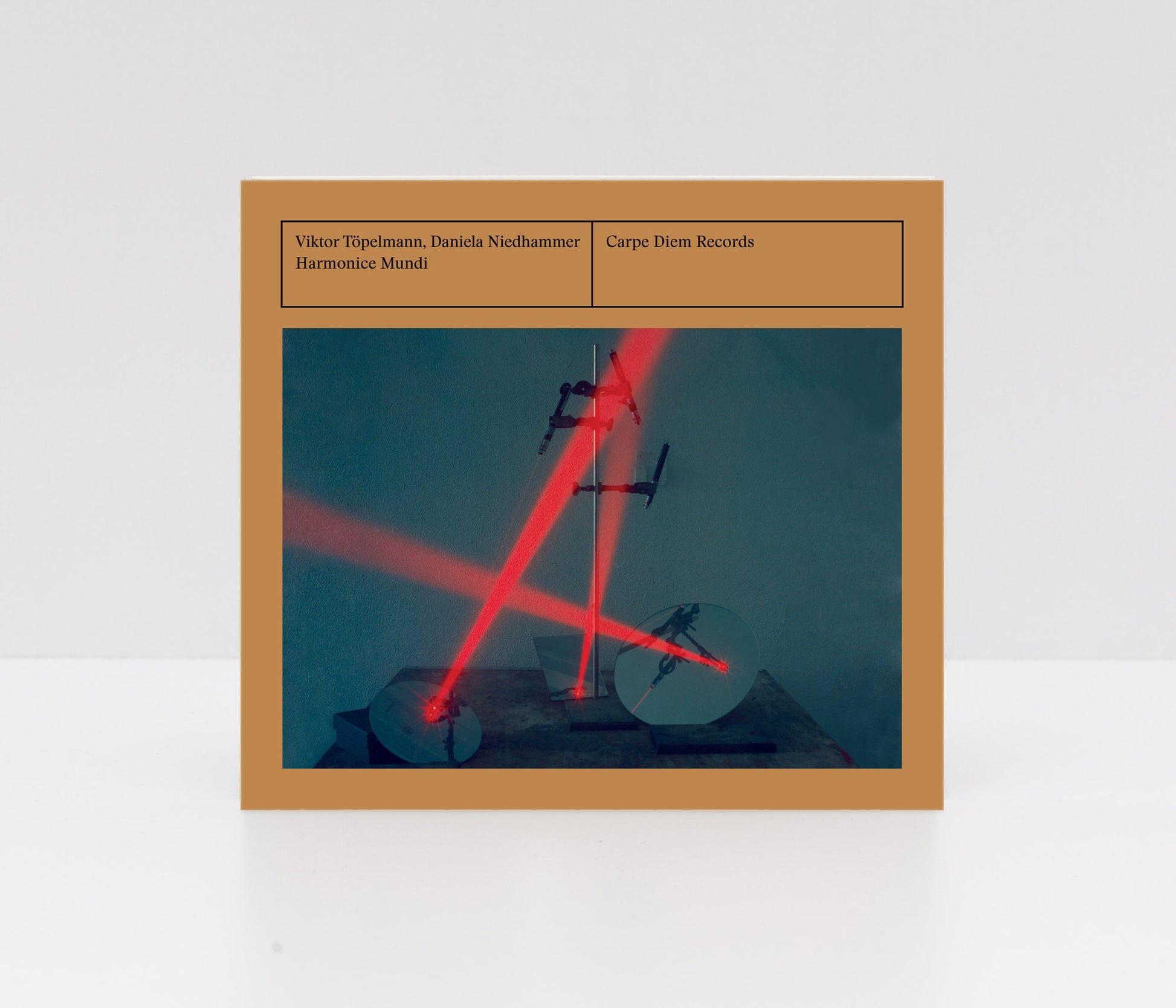 Photograph of the Digipack CD "Harmonice Mundi" by Viktor Töpelmann and Daniela Niedhammer, made by Carpe Diem Records