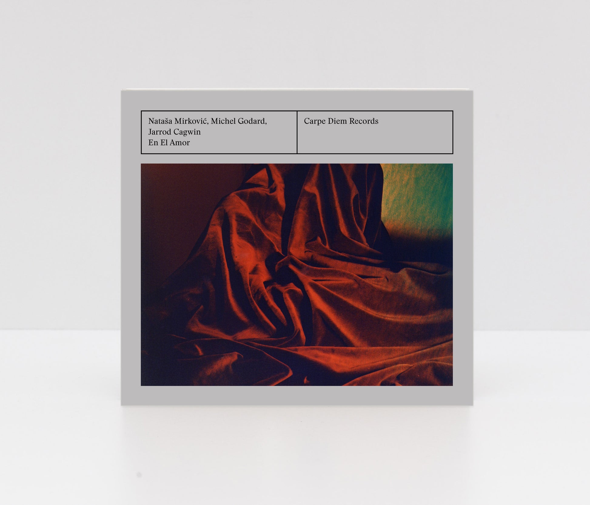 Digipack CD "En el amor" by Natasa Mirkovic, Michel Godard and Jarrod Cagwin showing a red curtain