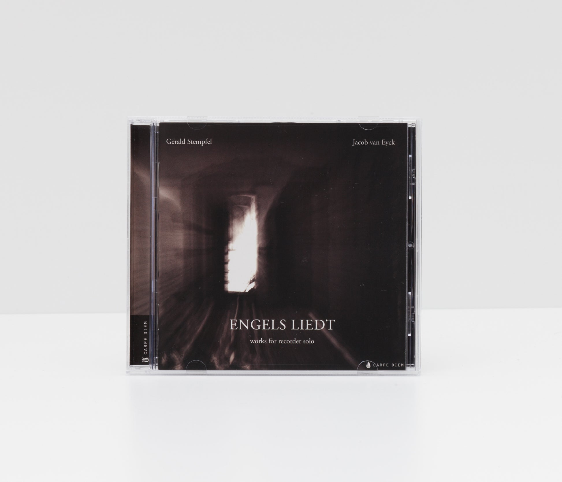 Jewelcase cover of the album "Engels Liedt" by Gerald Stempfel showing a bright window in a dark room. 