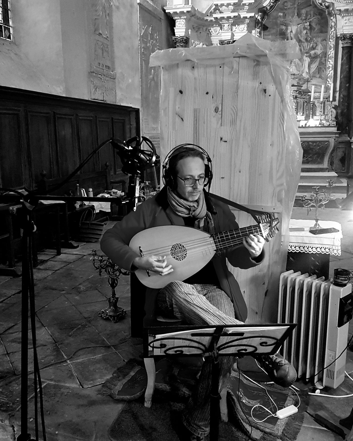 Florent Marie playing the lute at the recording sessions for his album "Sweet melancholy". 