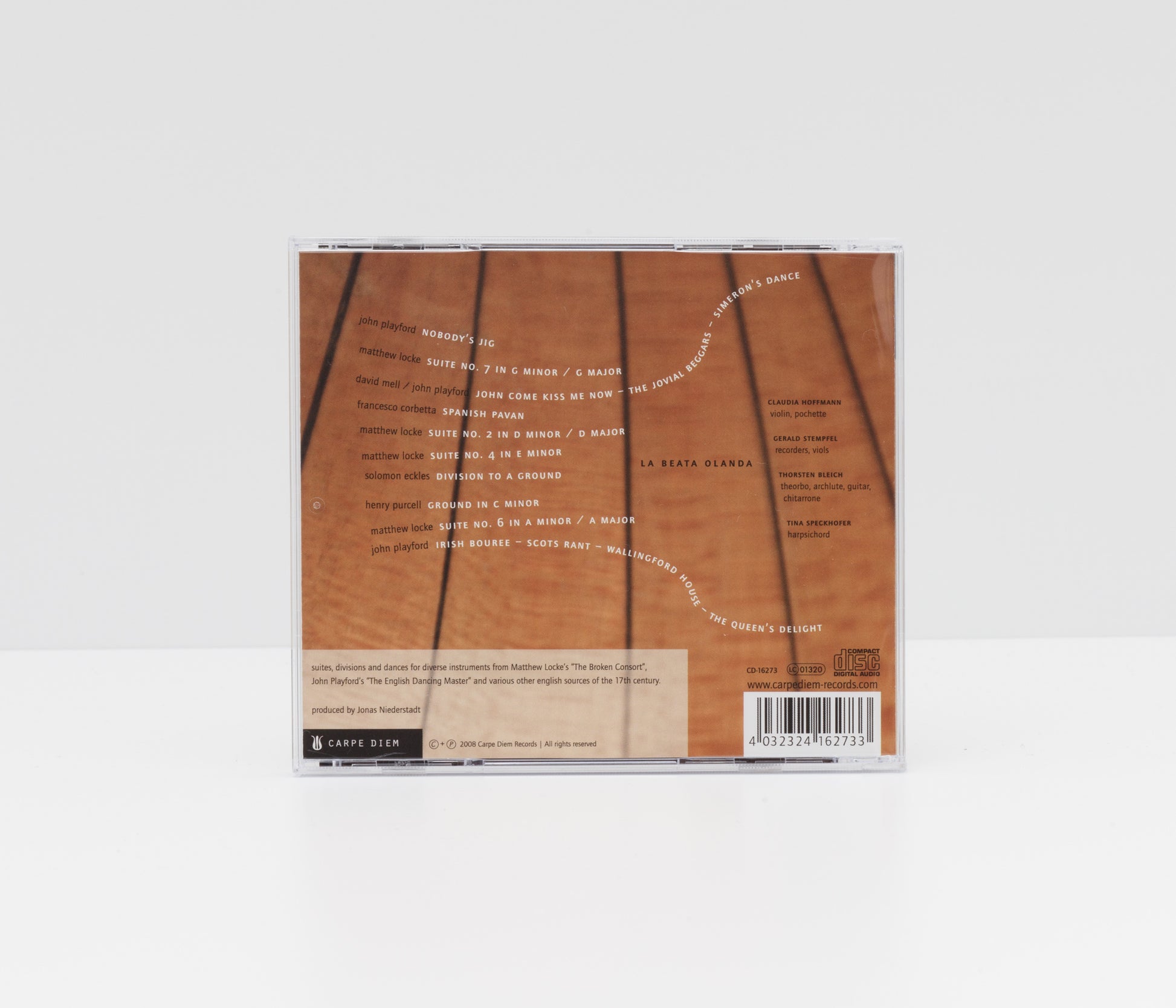 Jewelcase back cover of "John come kiss me now" by La Beata Olanda showing the wooden back of a lute and the tracklist. 