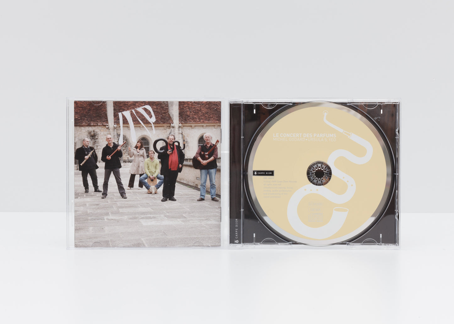 Jewelcase detail of the album "Le Concert des Parfums" by Michel Godard, showing a photograph of the musicians and the CD. 