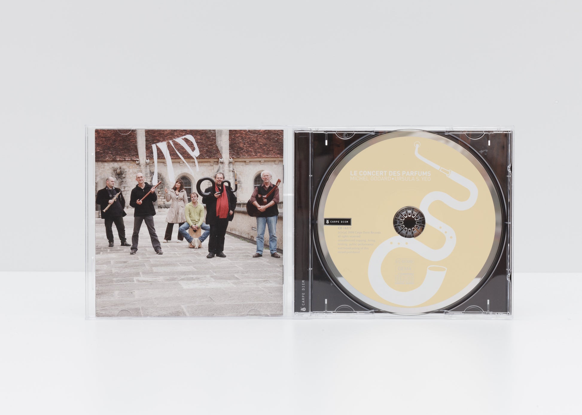 Jewelcase detail of the album "Le Concert des Parfums" by Michel Godard, showing a photograph of the musicians and the CD. 