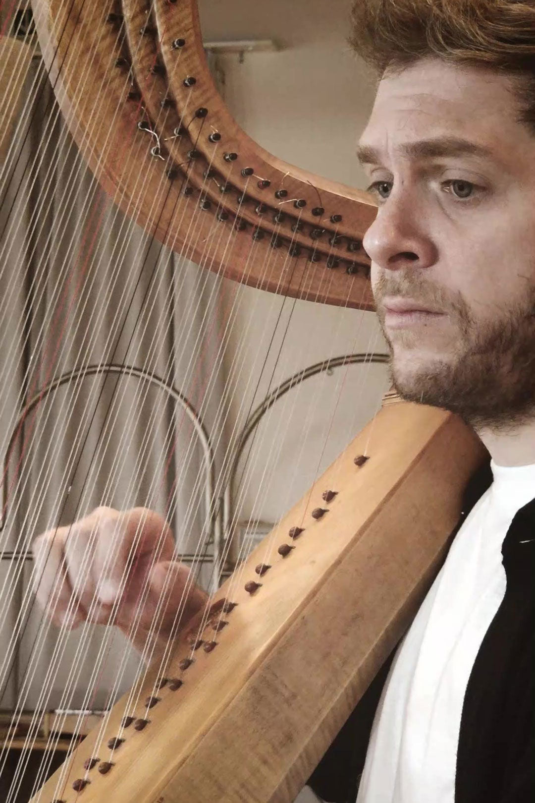 Maximilian Ehrhardt playing the harp at the recording sessions for his album "Diminutions" in the Klanghaus Studio Klein Jasedow. 