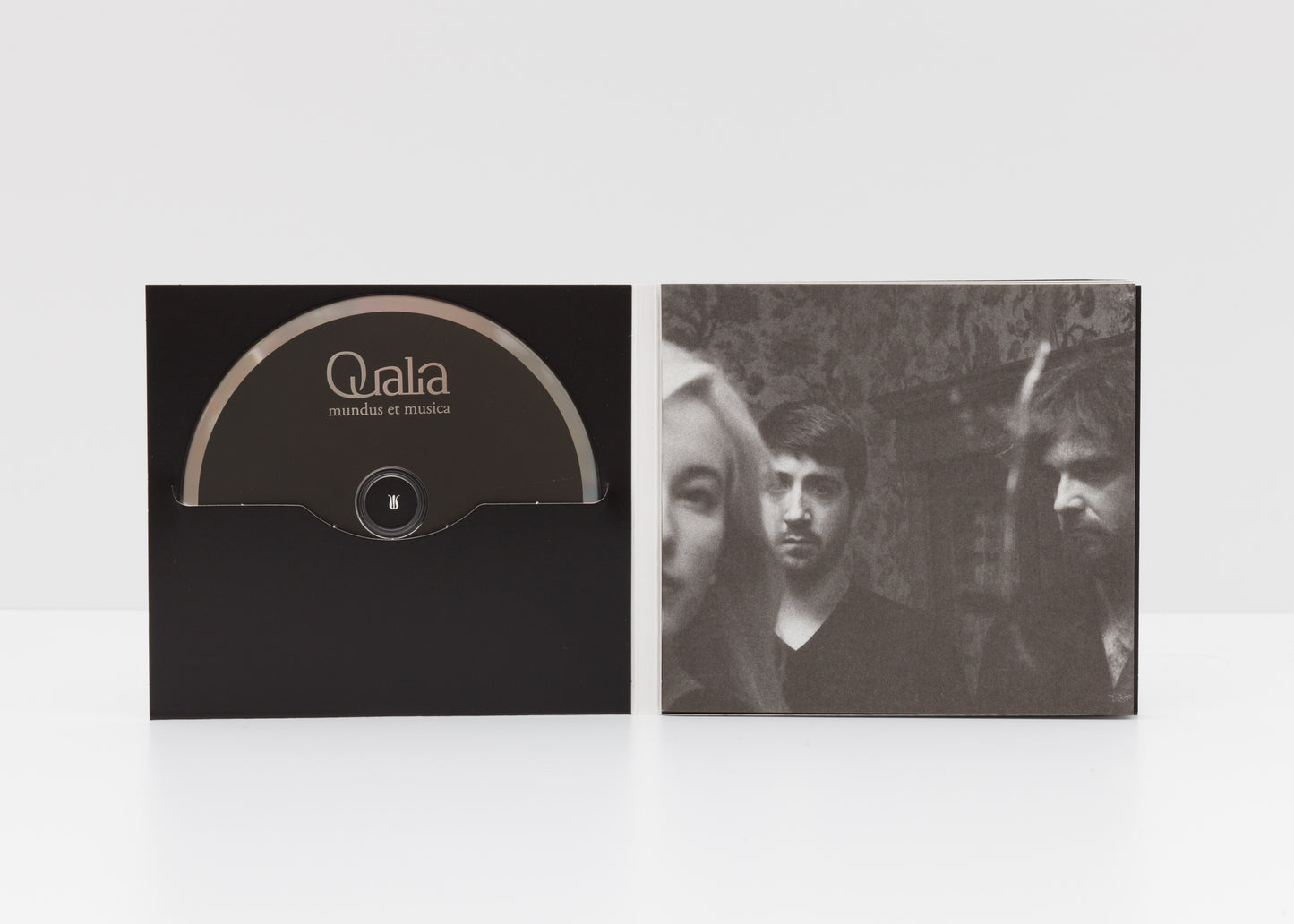 Digipack detail of "mundus et musica" by Ensemble Qualia showing a photograph of Lambert Colson, Anna Danilevskaia and Christophe Deslignes. 