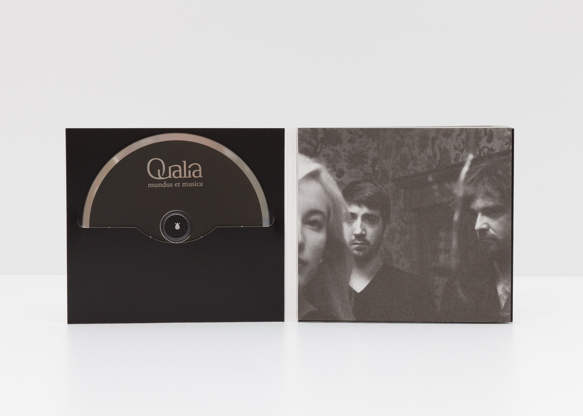 Digipack detail of "mundus et musica" by Ensemble Qualia showing a photograph of Lambert Colson, Anna Danilevskaia and Christophe Deslignes. 