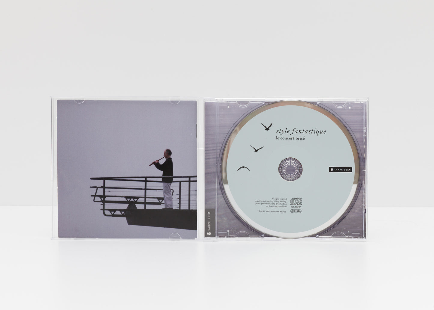 Jewelcase detail of the album "Style Fantastique" by Le Concert Brise & William Dongois, showing William Dongois playing the cornetto, and the CD.