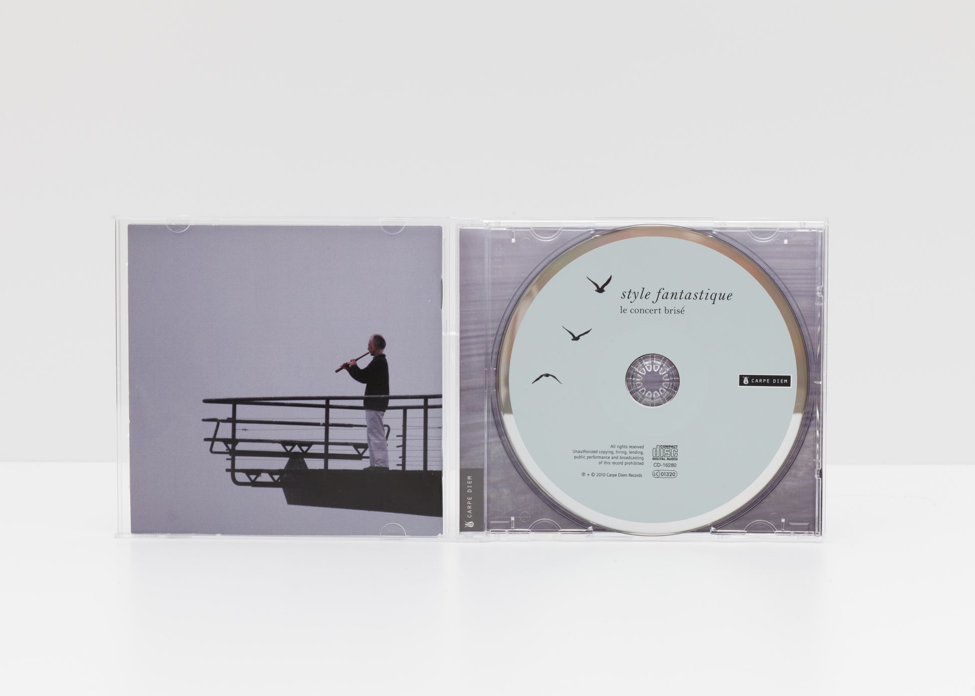 Jewelcase detail of the album "Style Fantastique" by Le Concert Brise & William Dongois, showing William Dongois playing the cornetto, and the CD.