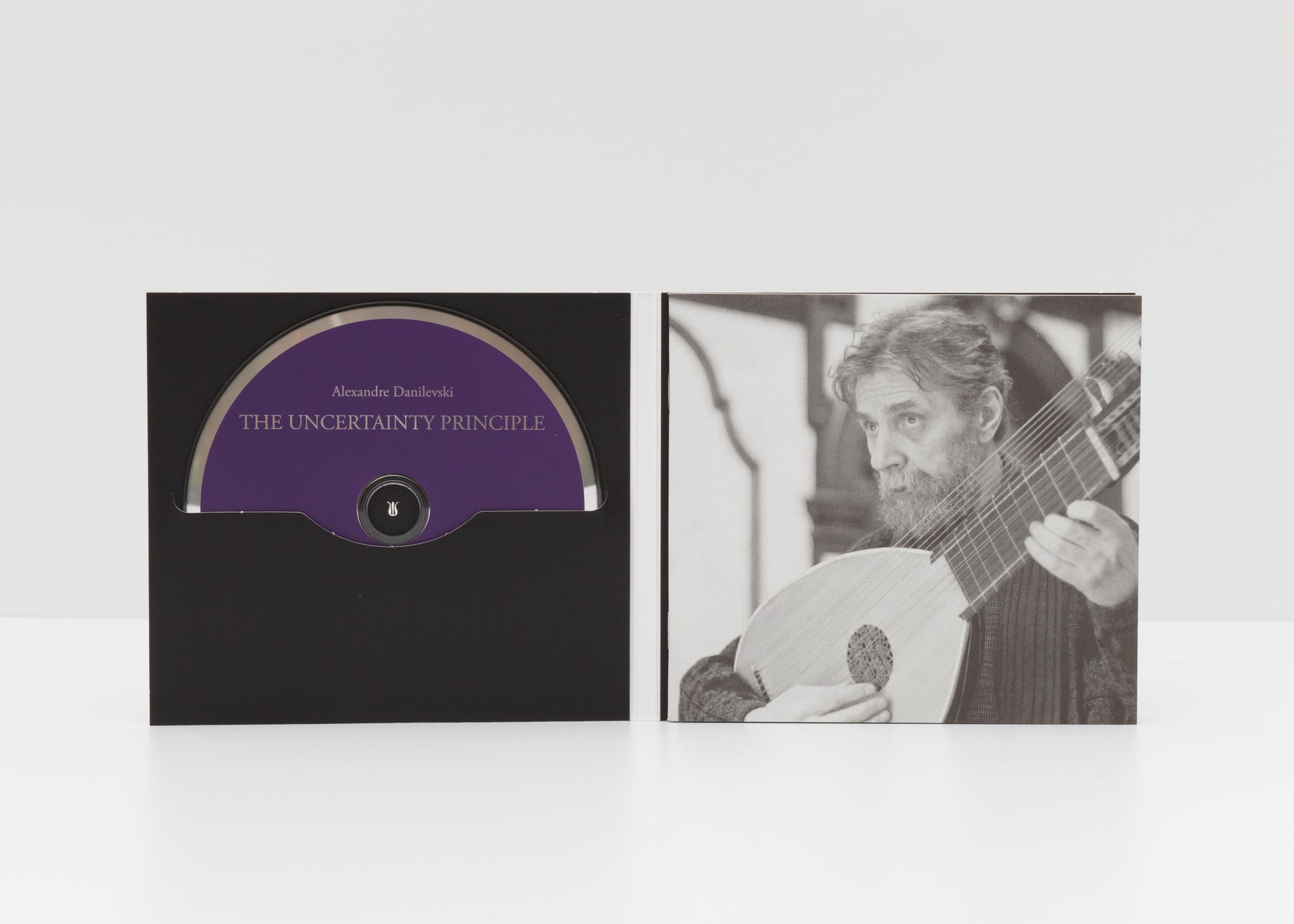 Digipack detail of "The Uncertainty Principle" by ensemble Syntagma, Flanders Recorder Quartet, showing a picture of Alexandre Danilevski playing the lute