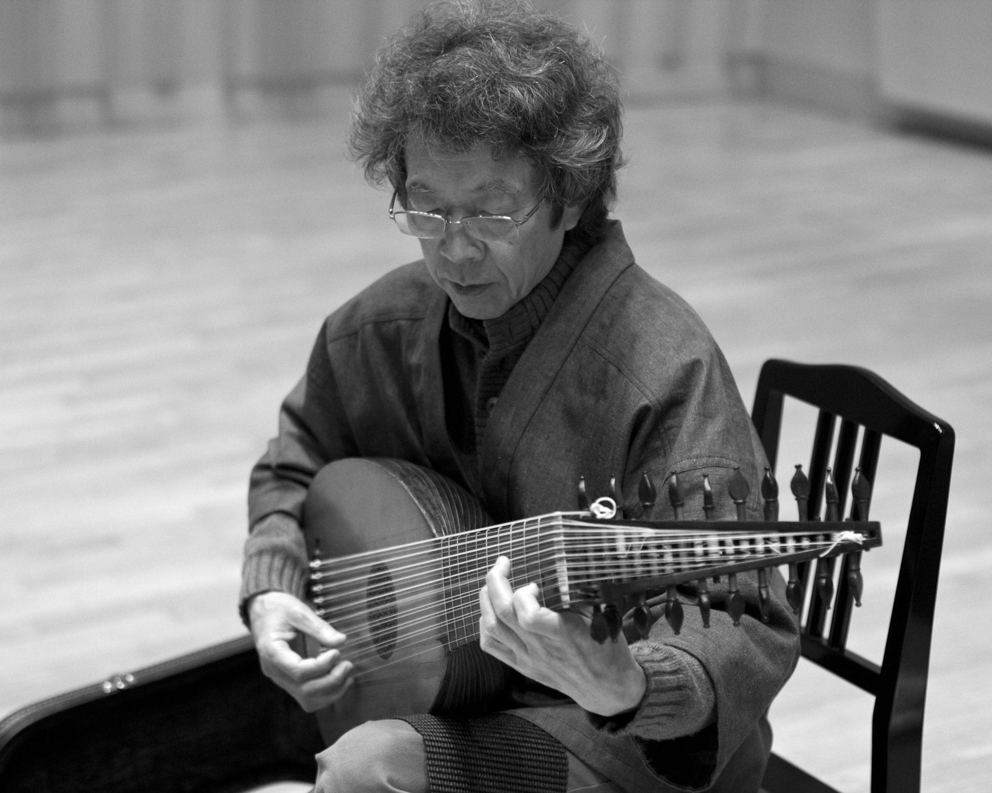 Toyohiko Satoh playing his hostorical Greiff lute at the recording sessions for "La Rhetorique des dieux" in a concert hall in Japan. 