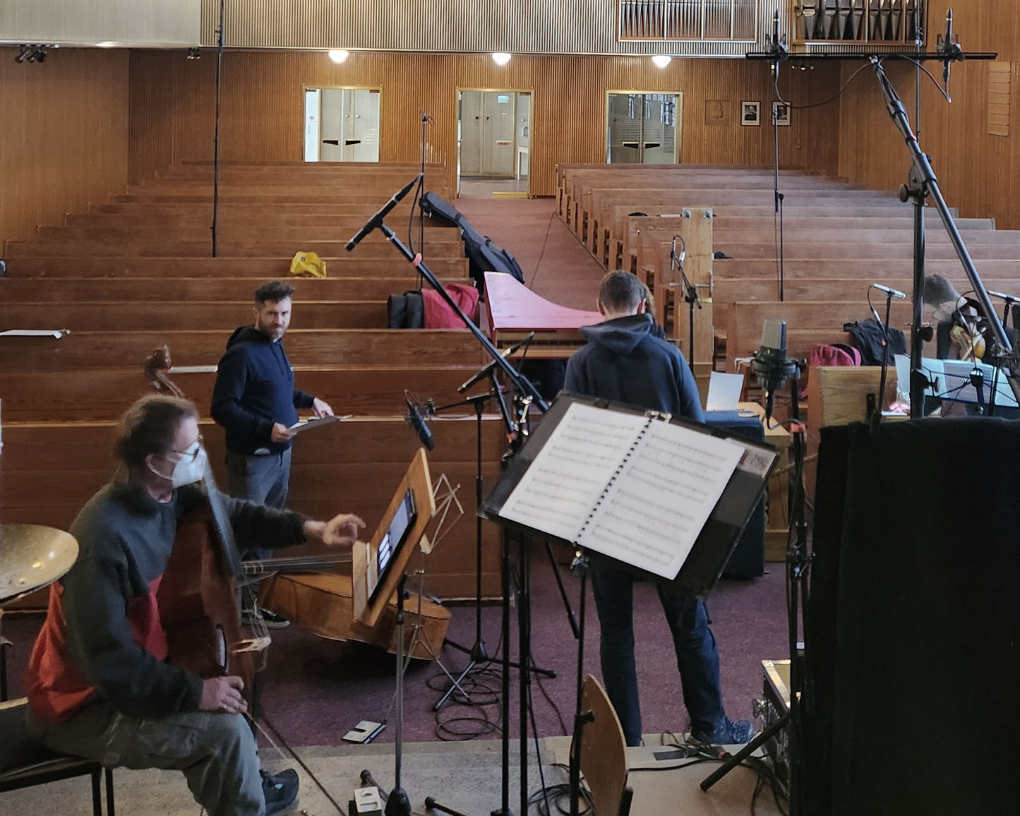 A moment during the recording sessions for "Die Nacht ist vorgedrungen" in the Kaiser-Friedrich-Gedächtniskirche in Berlin. 