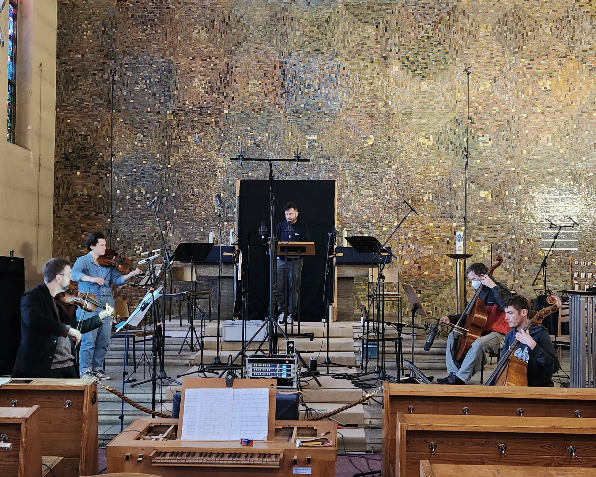 Richard Resch and Ensemble La Silla recording music for "Die Nacht ist vorgedrungen" in a church in Berlin. 