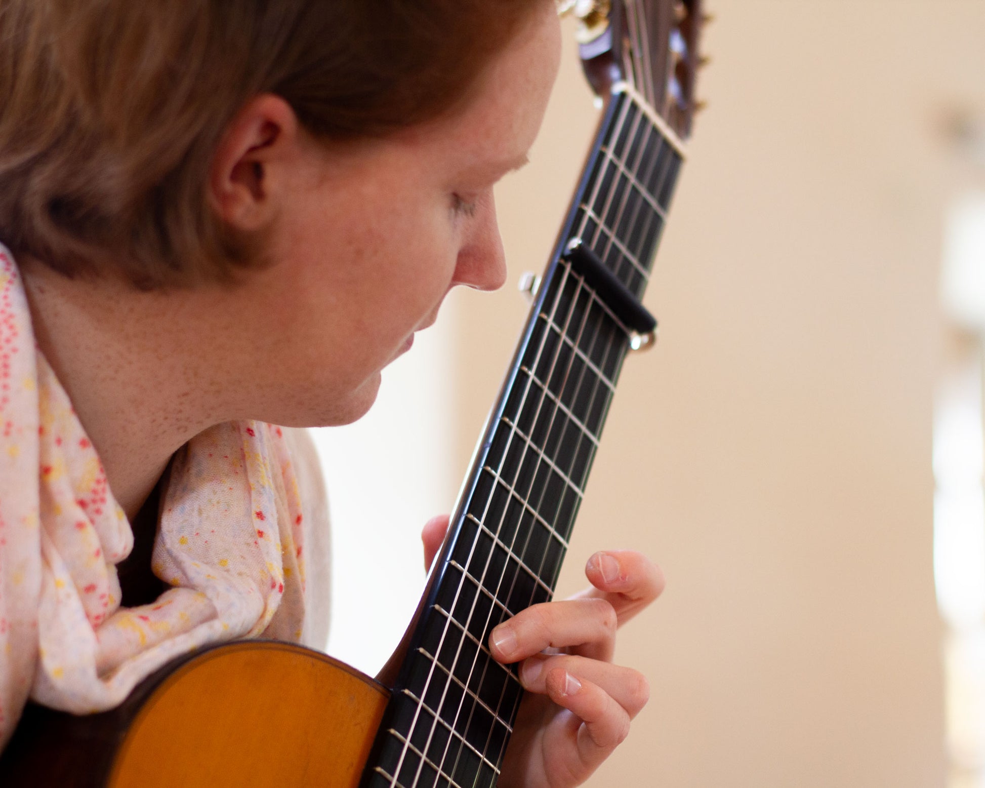 Elise Neumann playing guitar at the recording sessions for her solo album "Bach & Castelnuovo-Tedesco".