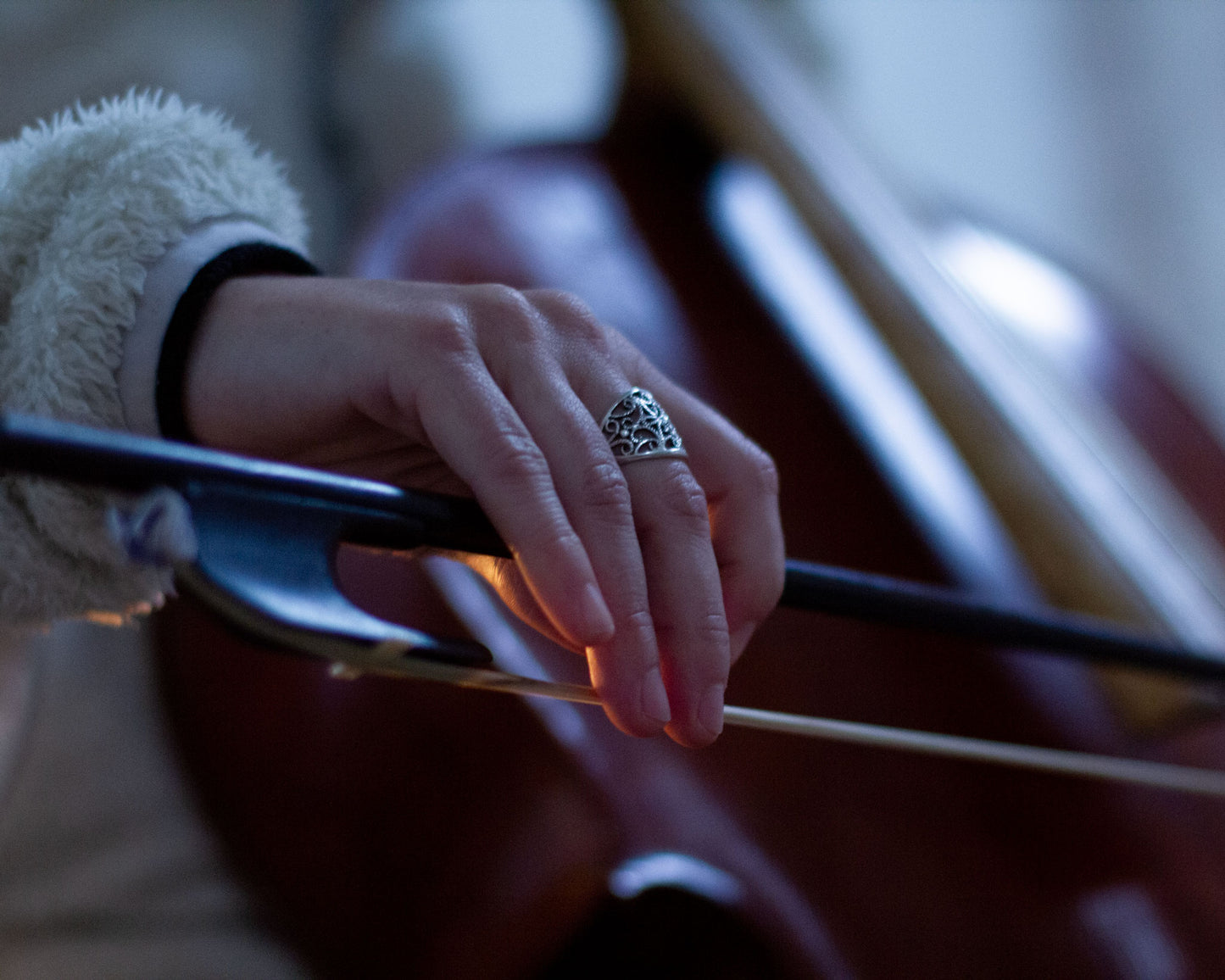 Gyöngy Erödi holding the bow of her baroque cello during the recording sessions of her album "J. S. Bach Cello Suites I, II, V".