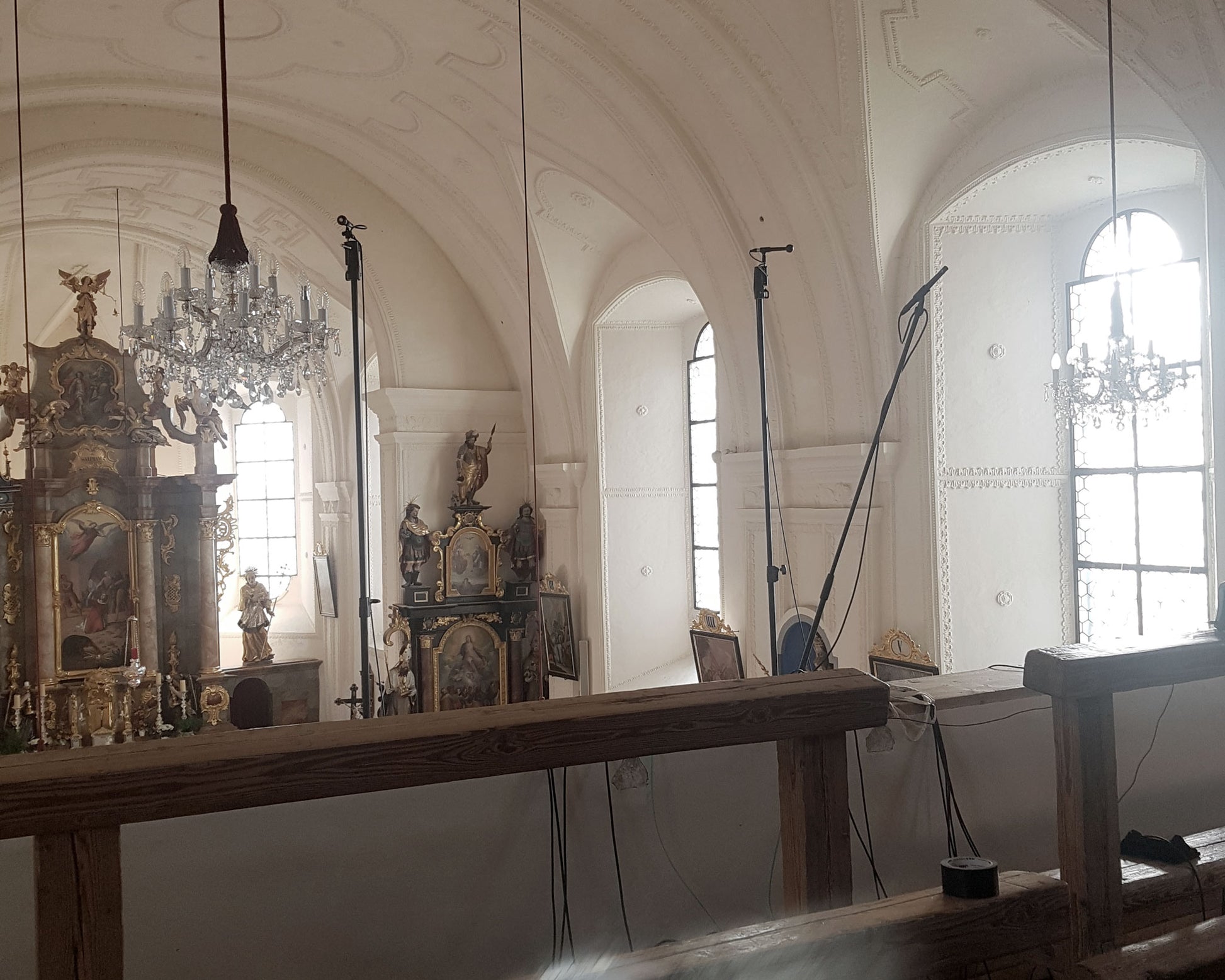 Recording setup with surround microphones for the album "Harmonice Mundi" in a church in Austria