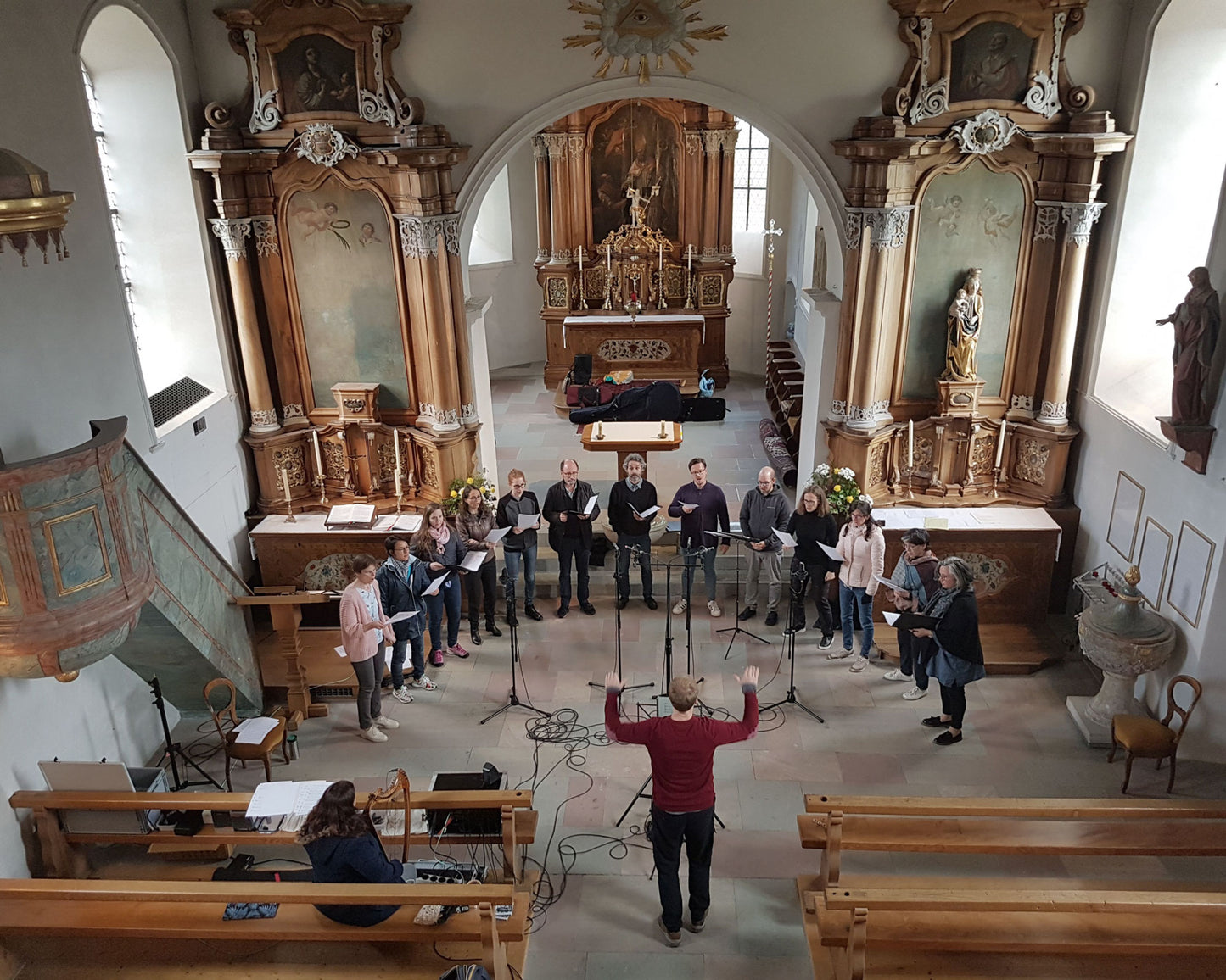 Petter Udland Johansen directing the choir for the recording of "El Cant de la Sibil.la"