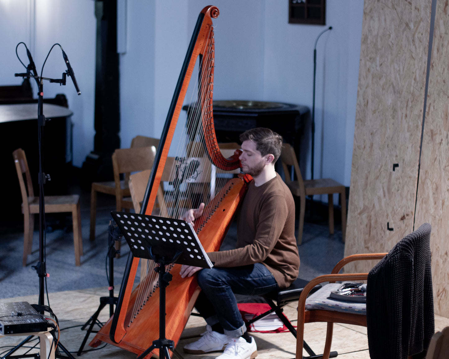 Maximilian Ehrhardt playing a Welsh triple harp at the recording sessions for his album "None but the brave" in the Andreaskirche Berlin-Wannsee in 2019. 