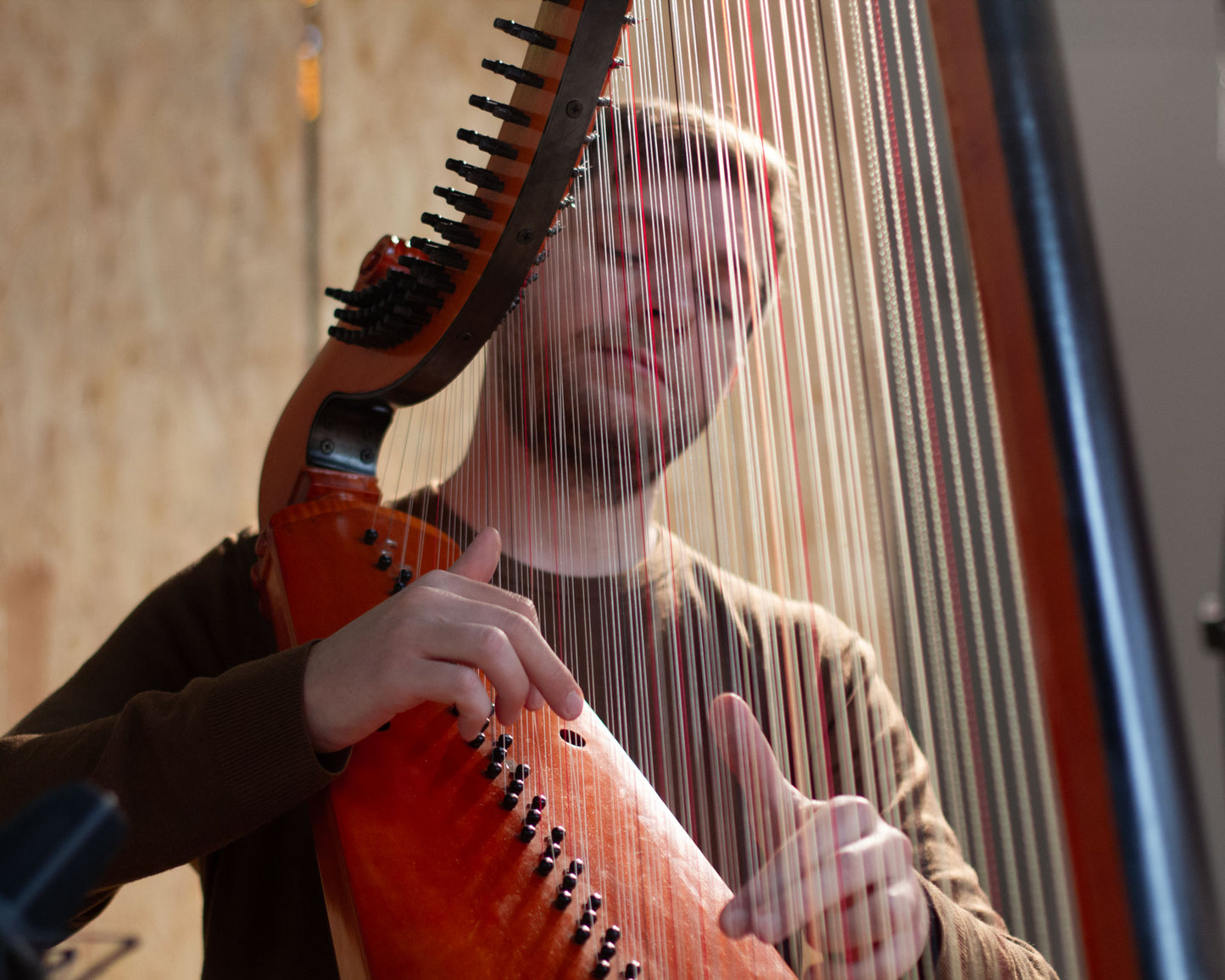 Maximilian Ehrhardt playing a Welsh triple harp at the recording sessions for his album "None but the brave" in the Andreaskirche Berlin-Wannsee in 2019. 