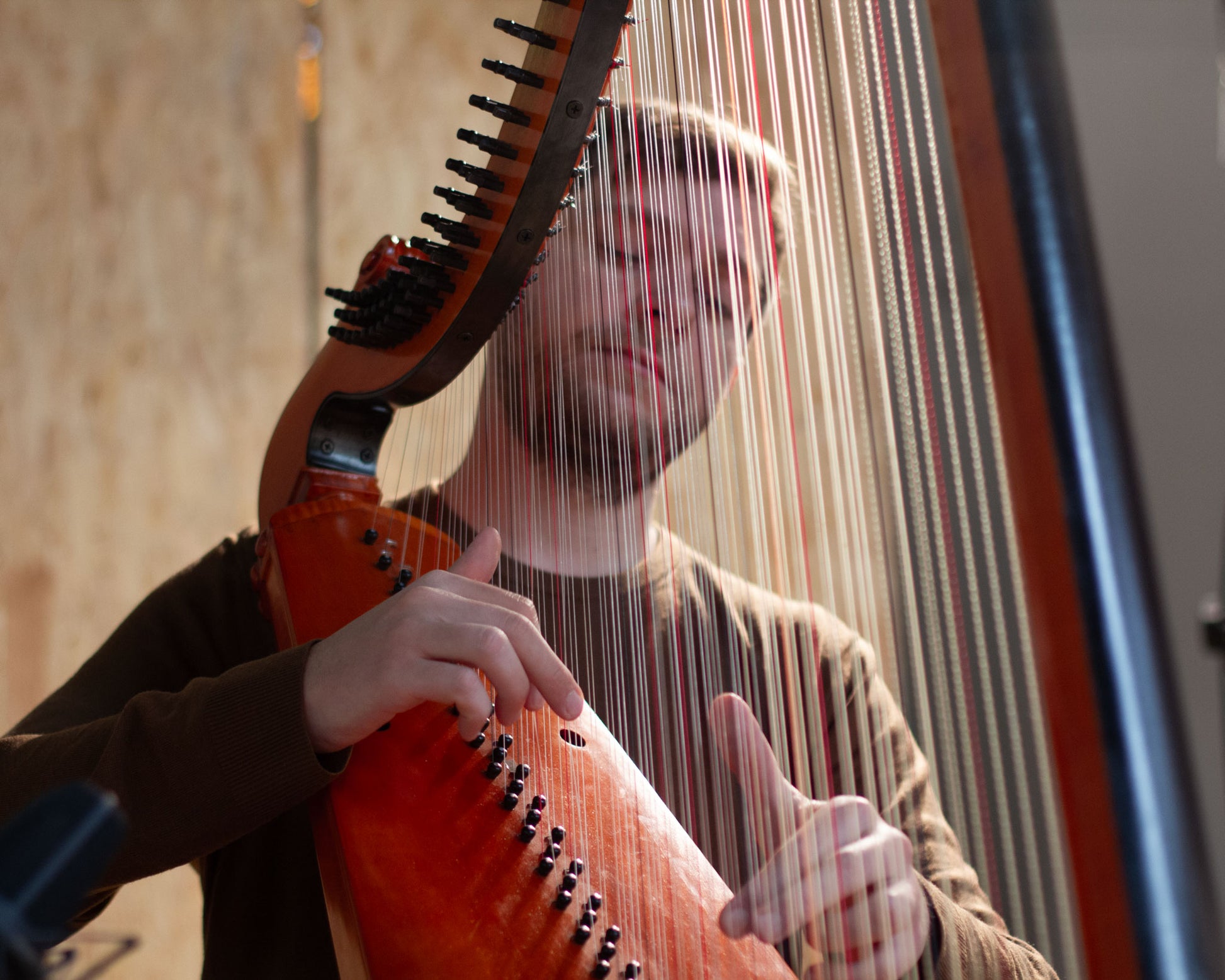 Maximilian Ehrhardt playing a Welsh triple harp at the recording sessions for his album "None but the brave" in the Andreaskirche Berlin-Wannsee in 2019. 