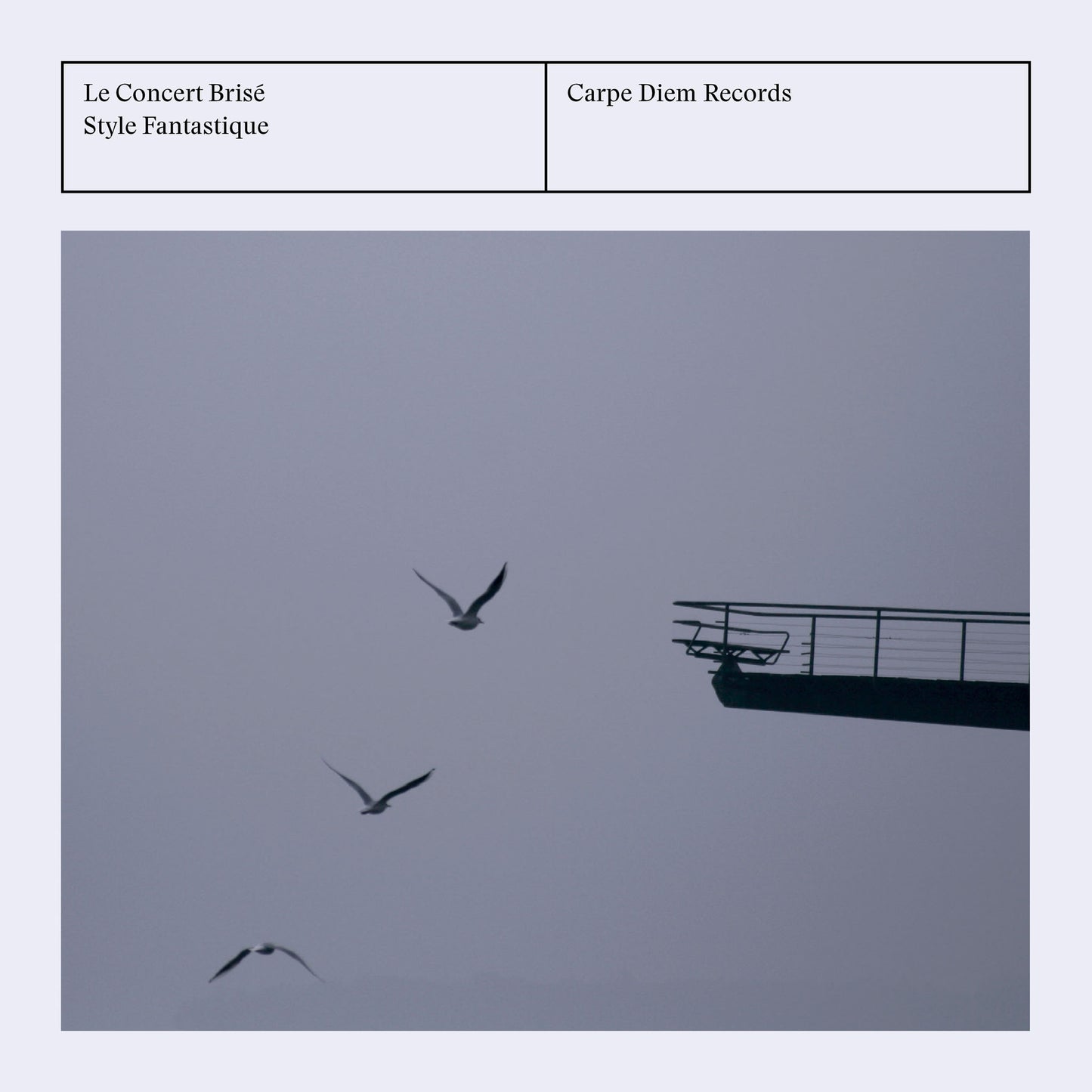 Album cover of Style Fantastique by Le Concert Brise & William Dongois, showing three birds flying in a mysty sky. 